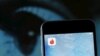 ARHIVA - Ilustracija na kojoj se na ajfonu vidi ikonica aplikacije za upoznavanje Tinder (Foto: Reuters)