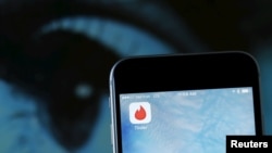 Arhiv - Ilustracija na kojoj se na Iphoenu vidi ikonica aplikacije za upoznavanje Tinder (Foto: Reuters)