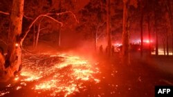 지난 31일 호주 남부 뉴사우스웨일즈 주 나우라 마을에서 산불이 번지고 있다.