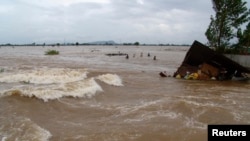 Sebuah rumah hancur akibat banjir di sungai Mekong di provinsi An Giang, Vietnam. (Foto: Dok)