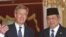 Presiden Jerman Christian Wulff (kiri) sebelum melakukan pertemuan bilateral dengan Presiden Susilo Bambang Yudhoyono di Istana Merdeka, Jakarta (1/12).