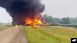 En esta fotografía proporcionada por Doug Zink se observa humo saliendo de un tren que se descarriló el viernes 5 de julio de 2024 cerca de Carrington, Dakota del Norte. (Doug Zink vía AP)