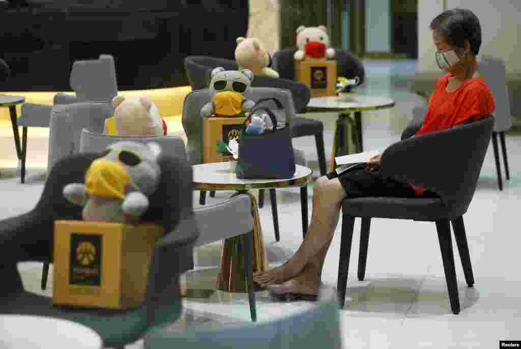 &nbsp;بینکاک میں بینک کھول دیے گئے ہیں، لیکن سماجی فاصلے برقرار رکھنے کے لیے نشستوں پر کھلونے رکھے گئے ہیں۔ &nbsp;