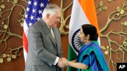 La ministra de Relaciones Exteriores de India, Sushma Swaraj (derecha) recibió al secretario de Estado de EE.UU., Rex Tillerson, en Nueva Delhi, el miércoles, 25 de octubre de 2017.