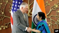 Menteri Luar Negeri India Sushma Swaraj (kanan) berjabat tangan dengan Menlu AS Rex Tillerson di New Delhi, India, Rabu, 25 Oktober 2017.