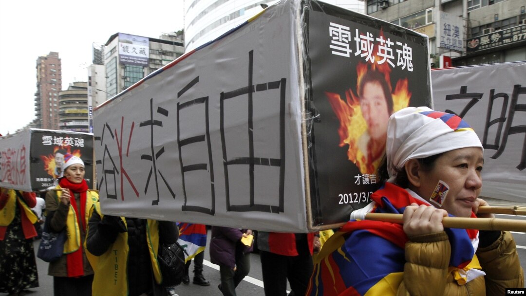 Para aktivis pro-Tibet di Taipei, Taiwan melakukan aksi dengan pura-pura mengusung 'peti mati' untuk menunjukkan duka cita terhadap para korban aksi bakar diri di Tibet (foto: dok). 