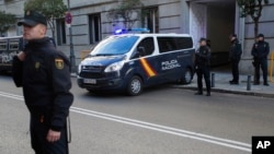 Polisi mengamankan gedung MA Spanyol saat seorang hakim MA memulai peninjauan perintah penahanan terhadap dua aktivis pro-kemerdekaan Catalan di Madrid, Jumat (1/12). 