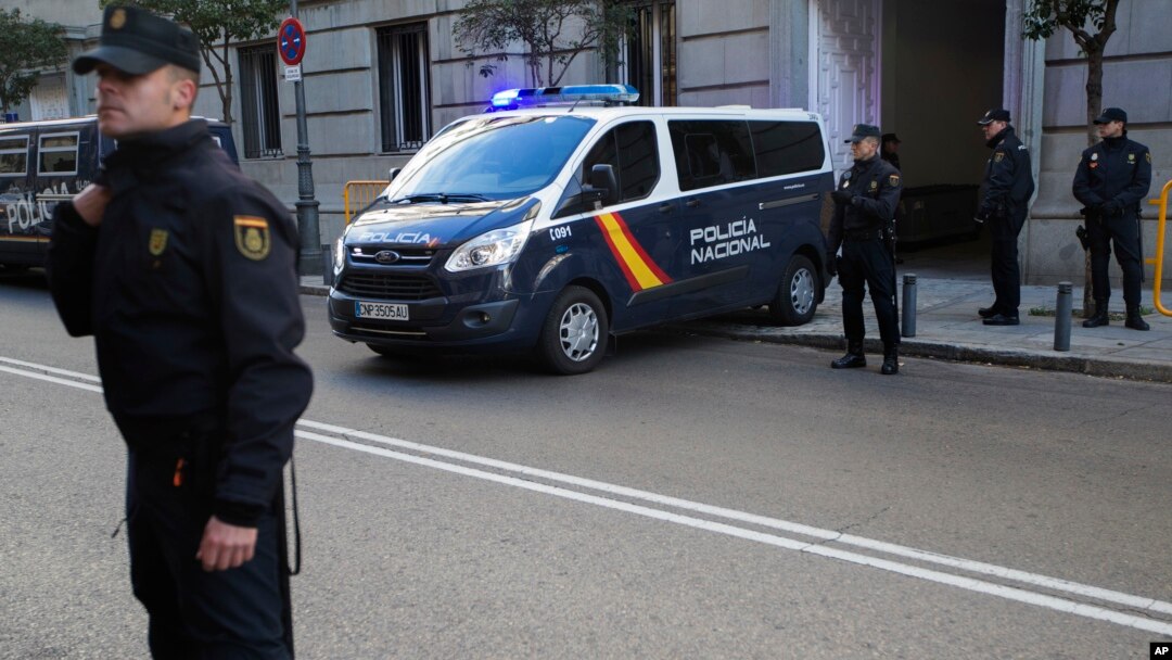 Spanish national police officers stand guard as a police van arrives at the Supreme Court in Madrid, Dec. 1, 2017.