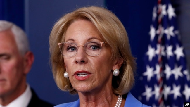 Tư liệu- Bộ trưởng Giáo dục Mỹ Betsy DeVos phát biểu tại Phòng Báo chí James Brady ngày 27/3/2020, ở Washington.