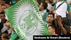 Les supporters du Raja Casablanca célèbrent lors de la finale de la Super Coupe contre l'Espérance Sportive de Tunis au stade Thani bin Jassim, Al Rayyan, au Qatar, le - 29 mars 2019.