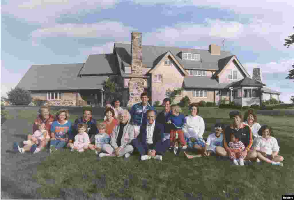 Maine ပြည်နယ် Kennebunkport မြို့နေအိမ်ရှေ့မှာ မိသားစုပုံ ၁၉၈၆ သြဂုတ် ၂၄ မှာ အမှတ်တရ 