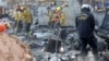 Personal de rescate busca peligros y restos en el lugar de un edificio quemado durante el incendio de Eaton en Altadena, California, EE. UU., el 13 de enero de 2025. REUTERS/Mario Anzuoni