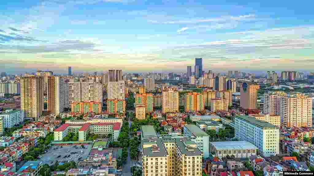 Hà Nội sẽ là một Singapore thứ hai với 115 tỉ đôla? Các quan chức trong nước nuôi tham vọng biến thủ đô của Việt Nam thành “siêu thành phố” sau năm 2030. Để hướng tới mục tiêu này, chính quyền thành phố Hà Nội cho biết, trong những năm tới, “cần phải huy động tới hơn 115 tỷ đôla”.