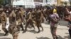 Des soldats du gouvernement éthiopien et des prisonniers de guerre en uniformes militaires marchent dans les rues de Mekelle, la capitale de la région du Tigré, en Éthiopie, le 2 juillet 2021.