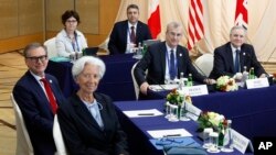 Los gobernadores de los bancos centrales de los países del G7 y de la Unión Europea posan para una fotografía antes de una reunión durante la cumbre de Finanzas del grupo, en Niigata, Japón, el 13 de mayo de 2023.