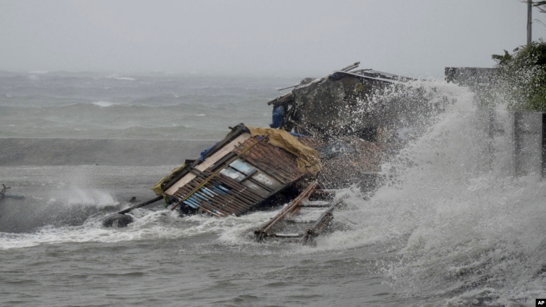 Một căn nhà trong thành phố Legazp, ở mạn nam thủ đô Manila của Philippines, bị nhận chìm dưới làn nước khi bão Haiyan tràn vào, 8/11/13

