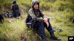 Una guerrillera de las FARC descansa en los andes colombianos. Las autoridades investigan si los autores del ataque fueron guerrilleros del Ejército de Liberación Nacional (ELN) o disidentes de las FARC que pudieran no reconocer el acuerdo de paz con el gobierno.