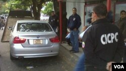 La policía venezolana inspecciona el vehículo del embajador mexicano Carlos Pujalte en Caracas.