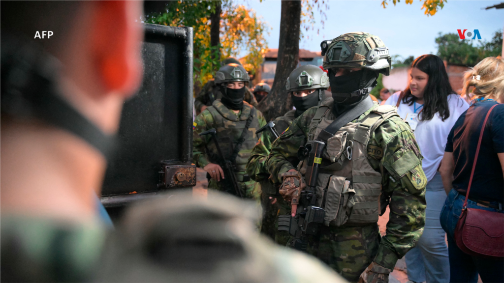 Militares hacen guardia antes de la llegada de la candidata presidencial de Ecuador por el partido Movimiento Revolución Ciudadana, Luisa González, para votar en un colegio electoral en Canuto, Ecuador.