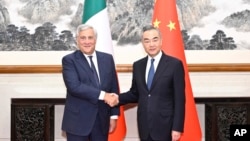 资料照片: 2023年9月4日中国外交部长王毅(右)在北京会见意大利副总理兼外交部长安东尼奥·塔亚尼