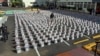 Agentes de la policía antidrogas presentan paquetes de drogas incautadas, en Santo Domingo, República Dominicana, el viernes 6 de diciembre de 2024. (Foto AP/José Adames).