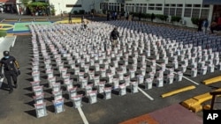 Agentes de la policía antidrogas presentan paquetes de drogas incautadas, en Santo Domingo, República Dominicana, el viernes 6 de diciembre de 2024. (Foto AP/José Adames).