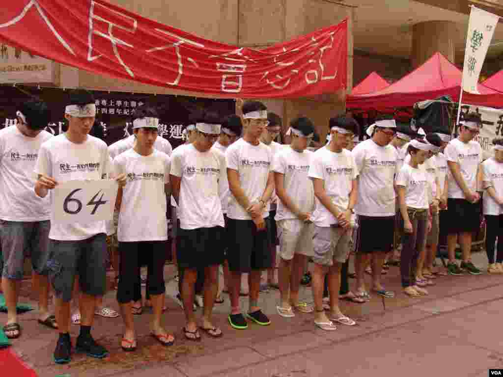 香港学联成员在铜锣湾时代广场完成“八九六四”绝食（美国之音海彦拍摄） 