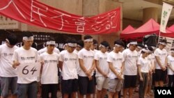 香港学联成员在铜锣湾时代广场完成“八九六四”绝食