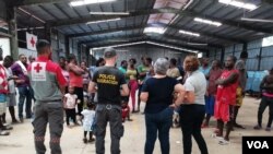 La policía de migración de Costa Rica monitorea al grupo de haitianos que intenta cruzar el país con destino al norte. Las autoridades les han advertido de los riesgos de realizar el viaje en medio de la pandemia.