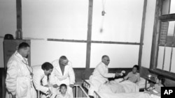 한국전 당시인 1951년 12월 18일 적십자 소속 이탈리아 의료진이 어린이들이 치료 받고 있는 병원을 방문했다.