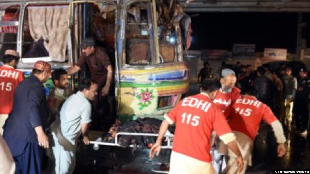 Petugas medis mengevakuasi korban pasca ledakan di pasar di Parachinar, Pakistan barat-laut Minggu (13/12).