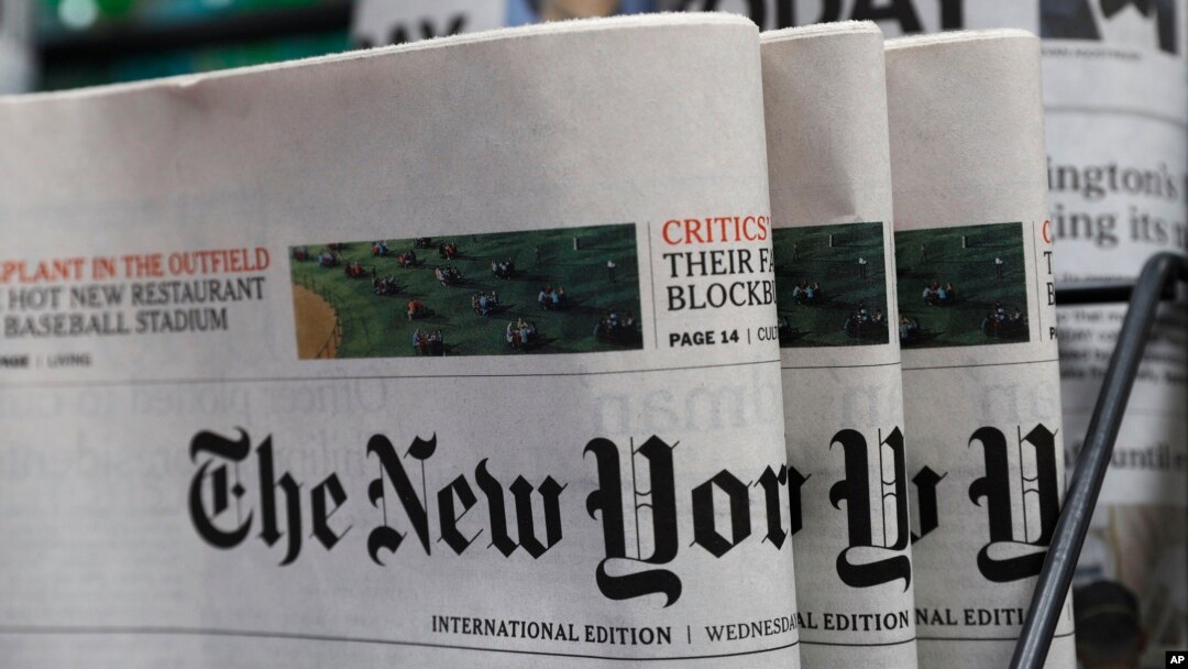 Harian New York Times di kios surat kabar di Hong Kong, 15 Juli 2020. (AP Photo/Kin Cheung)
