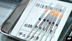 Jarum suntik vaksin Moderna untuk pegawai Pemerintah Metropolitan Tokyo terlihat di pusat vaksinasi yang baru dibuka di gedung pemerintah, Jepang, 1 Juli 2021. (Foto: AP)