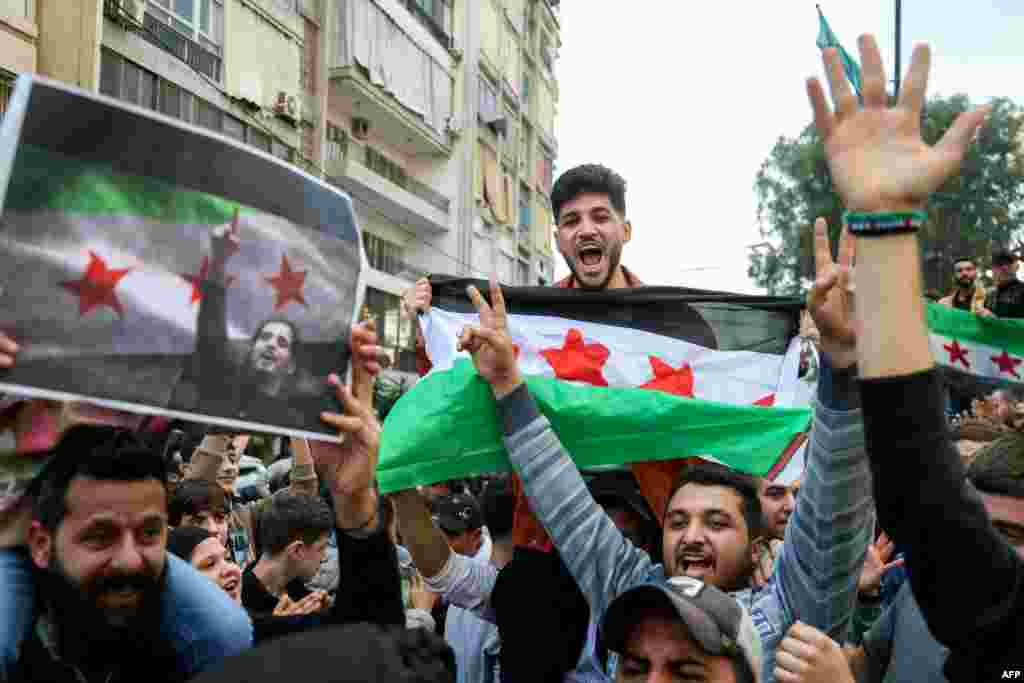 Los sirios celebran la toma de la capital, Damasco, por combatientes rebeldes sirios en el barrio Triq al Jdideh de Beirut el 8 de diciembre de 2024.