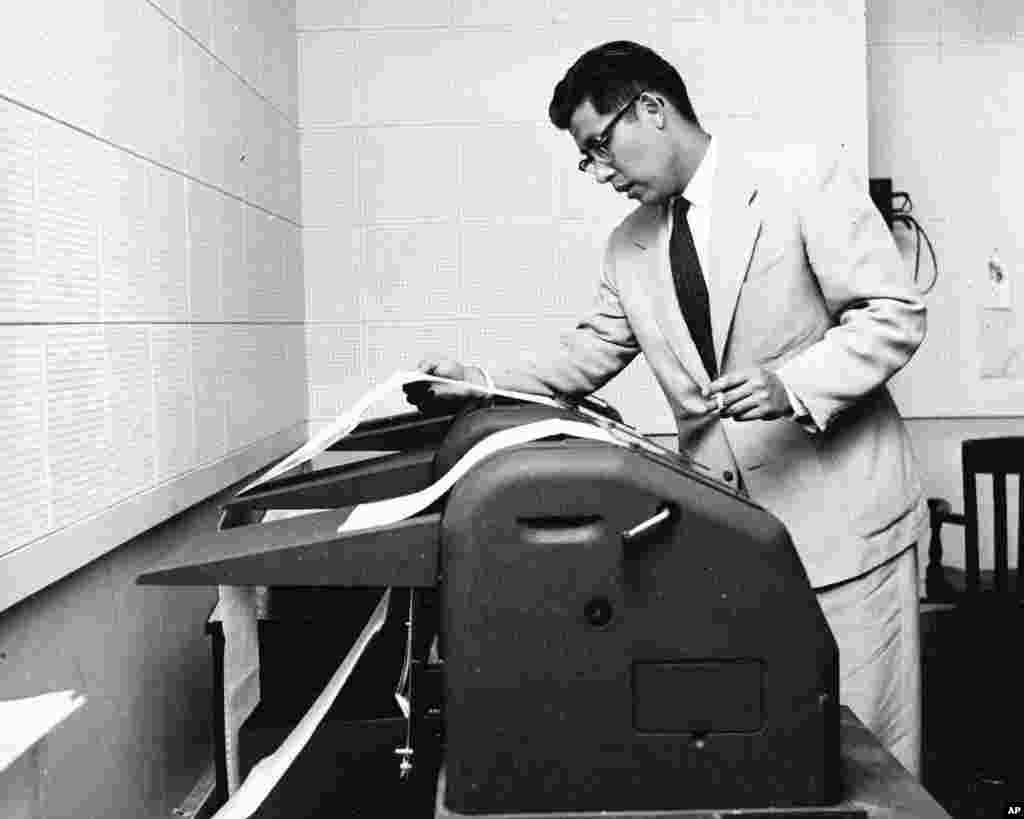 老照片回顾：美国之音中文广播70年