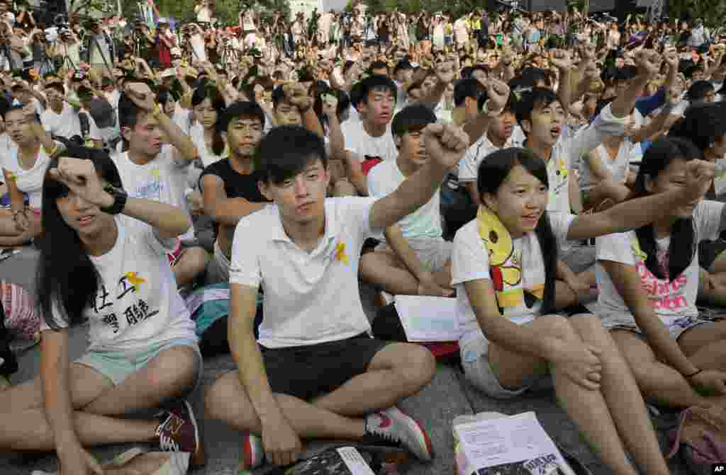 Ribuan mahasiswa Hong Kong melakukan reli untuk memrotes kebijakan Beijing (22/9). (AP/Vincent Yu) 