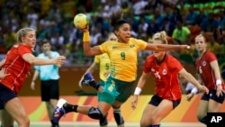 Ana Paula Belo du Brésil, au centre, marque un but au cours du match des préliminaires du handball féminin entre la Norvège et le Brésil aux Jeux olympiques de 2016 à Rio de Janeiro, au Brésil, 6 août 2016. 