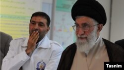 حسن تهرانی مقدم از فرماندهان ارشد سپاه در کنار آیت‌الله خامنه‌ای