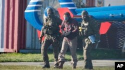 Mounir el Motassadeq, un marroquí acusado de terrorismo en Alemania, es trasladado a un helicóptero en el aeropuerto de Hamburgo, después que una corte alemana ordenó que fuera deportado a su país. Oct. 15 de 2018.