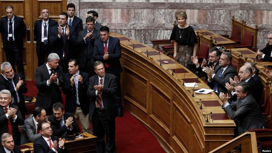 PM Yunani Antonis Samaras (kanan) dan para pembuat kebijakan pemerintah Yunani memberikan tepuk tanganseusai pelaksanaan putaran ketiga pemilu Presiden di Parlemen Yunani, Athena (23/12).