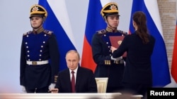 Ruski predsjednik Vladimir Putin na ceremoniji proglašavanje ankesije okupiranih ukrajinskih teritorija (Foto: Sputnik/Grigory Sysoyev/Pool via REUTERS)