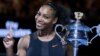 Serena Williams tenant son trophée de vainqueur de l'Open Australie après avoir battu sa soeur Venus en finale, Australie le 28 janvier 2017 