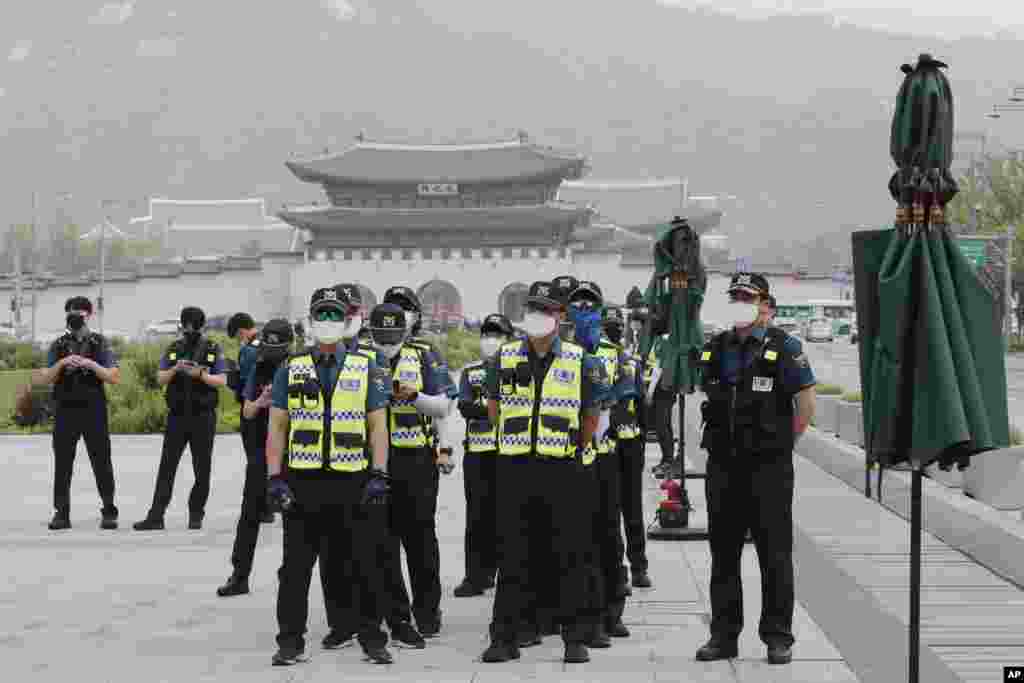 တောင်ကိုရီးယားနိုင်ငံ ဆိုးလ်မြို့က နှာခေါင်းစည်းတပ်ထားတဲ့ ရဲတချို့။ (ဇွန် ၀၅၊ ၂၀၂၀)