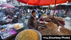 رپورټ وايي په افغانستان کې بېنکونو سره پېسې په ختمېدو دي، د حکومت کارکوونکو ته معاشونه (تنخاګانې) نه دي ورکړی شوي او په ملک کې د خوراک قیمتونه زیات شوي دي