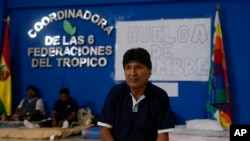 El expresidente Evo Morales mastica hojas de coca durante una huelga de hambre en Lauca N, en la región del Chapare, Bolivia, el domingo 3 de noviembre de 2024, en medio de un conflicto político en curso con el gobierno del presidente Luis Arce. (Foto AP/Juan Karita).