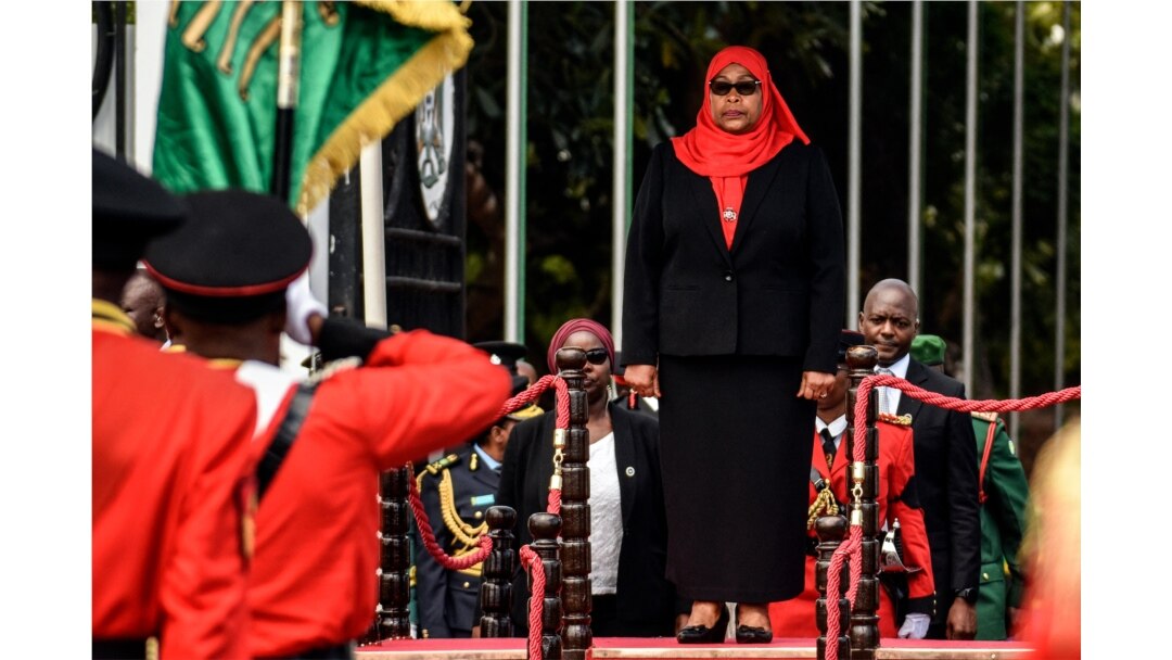 Presiden Baru Tanzania Samia Suluhu Hassan, menginspeksi parade militer di gedung negara bagian di Dar es Salaam, Tanzania pada 19 Maret 2021. (Foto: AFP)