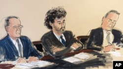 2022年12月22 日，塞缪尔·班克曼-弗里德（中）坐在曼哈顿联邦法院，两侧是他的律师马克·科恩（左）和克里斯蒂安·埃弗德尔。（法庭速写由美联社提供）
