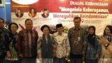 Mantan Presiden BJ Habibie dan Megawati Sukarnoputri berfoto bersama dalam dialog kebangsaan Lembaga Ilmu Pengetahuan (Indonesia Kamis 15 Agustus (foto: VOA/Andylala Waluyo)