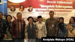 Mantan Presiden BJ Habibie dan Megawati Sukarnoputri berfoto bersama dalam dialog kebangsaan Lembaga Ilmu Pengetahuan (Indonesia Kamis 15 Agustus (foto: VOA/Andylala Waluyo)