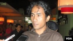 Koordinator Jaringan Advokasi Tambang (JATAM), Andrie S Wijaya, memberi penjelasan usai diskusi bertema “Outlook 2012 Pertambangan Indonesia.”